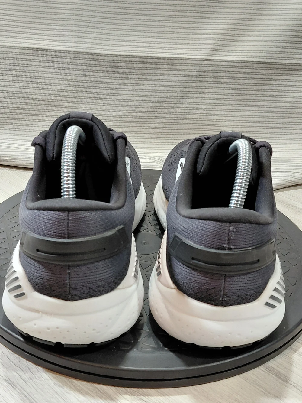Brooks Womens Ariel GTS 24 Running Shoes in Charcoal/White SIZE 8.5 D WIDE FIT